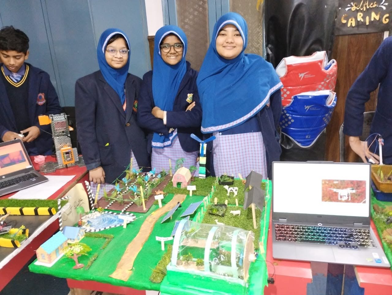 Interactive hydraulic & mechanical project showcase
